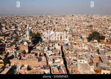 Aus der Vogelperspektive auf die geschäftige Stadtlandschaft mit dicht besiedelten Dächern und pulsierenden Stadtlandschaften, Rawalpindi, Pakistan. Stockfoto