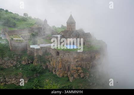 Aus der Vogelperspektive des Tatev-Klosters auf den Felsen, ein Klosterkomplex mit Blick über das Tal und die Berge, Tatev, Provinz Syunik, Armenien. Stockfoto