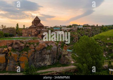 Blick auf das Kloster Harichavank, eine orthodoxe Kirche in Harich, Armenien. Stockfoto