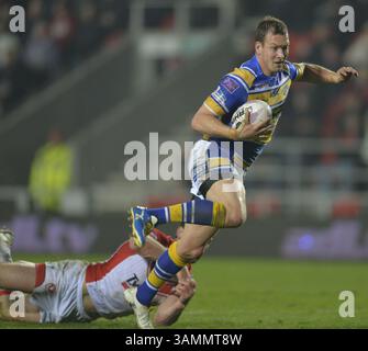28. März 2014 - St Helens, Merseyside, England - während des Spiels von St Helens -V- Leeds Rhinos im Langtree Park St Helens: Steve Flynn/ZUMA Press..Leeds Rhinos Scrum-Half DANNY MCGUIRE entgeht dem Tackle von St Helens Full-Back PAUL WELLENS und läuft für seinen 250. Super League-Versuch (Bild: © Steve Flynn/ZUMA Wire/ZUMAPRESS.com) Stockfoto