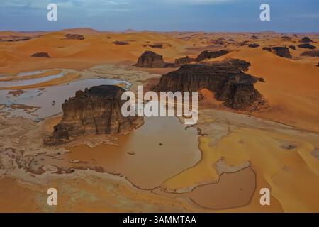 Luftaufnahme einer Oase in der Sahara bei Sonnenuntergang, Djanet, Algerien, Afrika. Stockfoto
