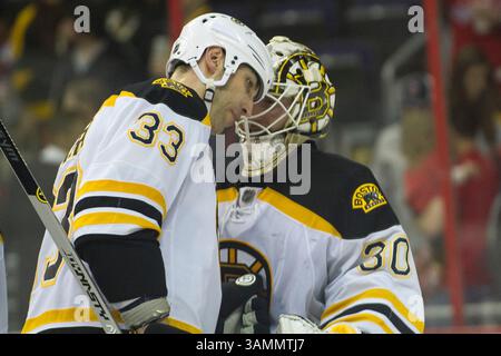 März 2014 – Washington D.. C, District of Columbia, U.. S - 29. März 2014: Zdeno Chara (33) feiert mit dem Boston Bruins Torwart Chad Johnson (30) nach dem Spiel zwischen den Washington Capitals und den Boston Bruins im Verizon Center in Washington, D.C. die Boston Bruins besiegen die Washington Capitals mit 4:2. (Kreditbild: â Kostas Lymperopoulos/Cal Sport Media)(Kreditbild: © Kostas Lymperopoulos/Cal Sport Media/ZUMAPRESS.com) Stockfoto