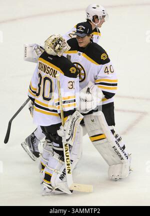 29. März 2014 – Washington, DC, USA – Boston Bruins Torhüter Tuukka Rask (40) gratuliert Boston Bruins Torhüter Chad Johnson (30) nach dem 4-2 Sieg von Johnson gegen die Washington Capitals im Verizon Center in Washington am Samstag, 29. März 2014. (Kreditbild: © Chuck Myers/MCT/ZUMAPRESS.com) Stockfoto