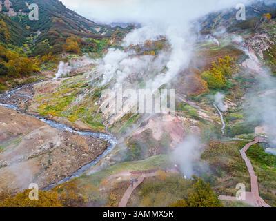 Blick aus der Vogelperspektive auf das atemberaubende Tal der Geysire mit dampfenden geothermischen Eigenschaften und malerischen Bergen, Kamtschatka, Russland. Stockfoto