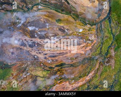 Aus der Vogelperspektive auf das bunte Tal der Geysire mit Dampfdüsen und einzigartigen geothermischen Formationen, Kamtschatka Halbinsel, Russland. Stockfoto