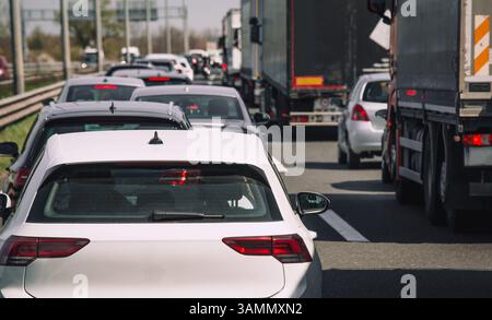 Verkehrsstau auf Autobahnwagen und Lkws Stockfoto