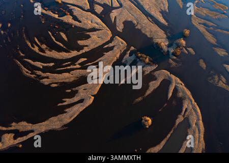 Luftaufnahme des überfluteten Nerl-Flusses mit gewundenen Kurven und Mustern, Bogolyubovskoe, Wladimir, Russland. Stockfoto