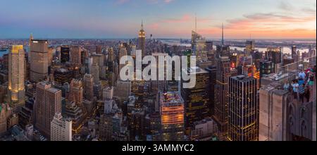 Blick aus der Vogelperspektive auf die wunderschöne Skyline von Manhattan in der Abenddämmerung, New York, USA. Stockfoto