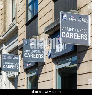 Schilder für das Militär-Rekrutierungsbüro der Streitkräfte, Colston Avenue, Stadtzentrum von Bristol, England, Großbritannien Stockfoto