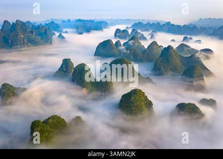 Aus der Vogelperspektive auf den Mondberg Yangshuo, eine malerische hügelige Landschaft, Yangshuo County, Guilin, Autonomous Region Guangxi Zhuang, China. Stockfoto