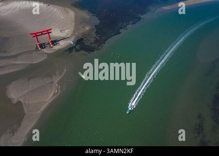Aus der Vogelperspektive eines Motorbootes, das in der Nähe des Torii-Tors entlang des Lago Hamana, der Brackish Lagoon Hamanako, Shizuoka, Japan segelt. Stockfoto