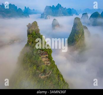 Aus der Vogelperspektive auf den Mondberg Yangshuo, eine malerische hügelige Landschaft, Yangshuo County, Guilin, Autonomous Region Guangxi Zhuang, China. Stockfoto
