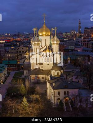 Luftaufnahme einer orthodoxen Kirche bei Nacht, Moskauer Innenstadt, Moskauer Oblast, Russland. Stockfoto