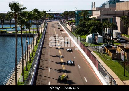 30. März 2014 – St. Petersburg, Florida, USA – während des 10. Jährlichen Firestone Grand Prix von St. Petersburg, Florida, am Sonntag, den 30. März 2014, werden die Autos in Runde 10 des Pro Mazda Race 2 aufgebrochen. (Bild: © Kent Nishimura/MCT/ZUMAPRESS.com) Stockfoto