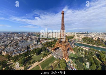 Panoramablick auf den Eiffelturm und den Champ de Mars in Paris, Frankreich. Stockfoto