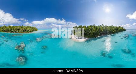 Panoramablick auf Motu Tauini und Motu Auroa, Französisch-Polynesien. Stockfoto