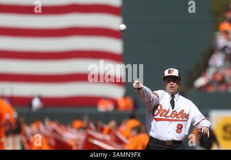 31. März 2014: Baltimore, MD, USA – ADM James A. Winnefeld Jr., stellvertretender Vorsitzender der Joint Chiefs of Staff, wirft das erste Feld vor dem Spiel aus. Boston Red Sox gegen Baltimore Orioles im Oriole Park at Camden Yards in Baltimore, Maryland. Foto: Mike Buscher/Cal Sport Media (Kreditbild: © Mike Buscher/Cal Sport Media/ZUMAPRESS.com) Stockfoto
