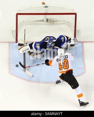 1. April 2014: St. Louis, Missouri, USA - der Torwart RYAN MILLER der St. Louis Blues stoppt am Dienstag einen Schuss der Philadelphia Flyers' VINCENT LECAVALIER im Scottrade Center in St. Louis. Die Blues siegten mit 1:0. (Bild: © Chris Lee/MCT/ZUMAPRESS.com) Stockfoto