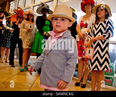 11. Januar 2012 - New Orleans, LA, USA - 29. März 2014: Hüte und High Fashion mit Mardi Gras Flair standen im Mittelpunkt des Louisiana Derby Day auf dem Fairgrounds Race Course in New Orleans, LA. Scott Serio/ESW/CSM(Bild: © Scott Serio/Cal Sport Media/ZUMAPRESS.com) Stockfoto