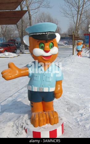 16. Februar 2014 - Harbin, CHN - lächelnde Tigerstatuen säumen den Parkplatz im Harbin Sibirischen Tiger Park in der nordchinesischen Stadt Harbin, 16. Februar 2014. Obwohl sich dieser Park auf dem lokalen Tourismuskreis befindet, sagen die Vertreter der Wildtiere, dass er den größten Teil seines Einkommens aus dem illegalen Handel mit tierischen Teilen von in Gefangenschaft gezogenen Tigern erwirtschaftet. (Kreditbild: © Stuart Leavenworth/MCT/ZUMAPRESS.com) Stockfoto