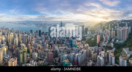Blick aus der Vogelperspektive auf Hong Kong und Victoria Bay bei Sonnenuntergang. Stockfoto