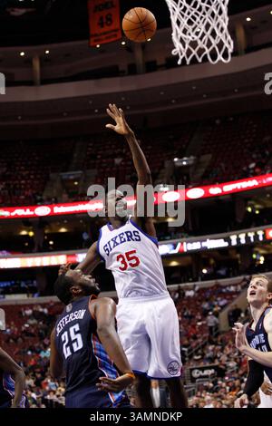 2. April 2014: Das Philadelphia 76ers Center Henry Sims (35) schießt den Ball über das Charlotte Bobcats Center Al Jefferson (25) während des NBA-Spiels zwischen den Charlotte Bobcats und den Philadelphia 76ers im Wells Fargo Center in Philadelphia, Pennsylvania. Die Bobcats gewannen 123:93. Christopher Szagola/Cal Sport Media(Bild: © Chris Szagola/Cal Sport Media/ZUMAPRESS.com) Stockfoto