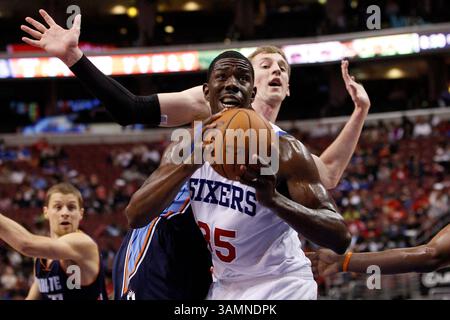 2. April 2014: Philadelphia 76ers Mitte Henry Sims (35) in Aktion mit Charlotte Bobcats Center Cody Zeller (40) hinter ihm während des NBA-Spiels zwischen den Charlotte Bobcats und den Philadelphia 76ers im Wells Fargo Center in Philadelphia, Pennsylvania. Die Bobcats gewannen 123:93. Christopher Szagola/Cal Sport Media(Bild: © Chris Szagola/Cal Sport Media/ZUMAPRESS.com) Stockfoto