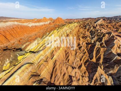 Aus der Vogelperspektive auf die farbenfrohen Berge des Geoparks Zhangye Danxia, China Stockfoto