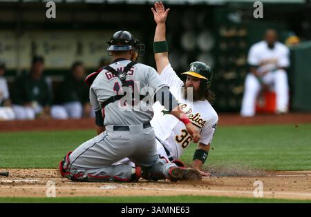 2. April 2014: Oakland, CA, USA: Derek Norris (36) der Oakland Athletics spielt im zweiten Inning im O.Co Coliseum in Oakland, Kalifornien, am Mittwoch, den 2. April 2014 gegen den Cleveland Indians Catcher Yan Gomes. Norris war bei dem Stück unverschämt. (Kreditbild: © Anda Chu/MCT/ZUMAPRESS.com) Stockfoto