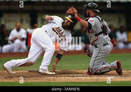 2. April 2014: Oakland, CA, USA: Derek Norris, links, der aus Oakland Athletics, spielt im zweiten Inning im O.Co Coliseum in Oakland, Kalifornien, am Mittwoch, 2. April 2014 gegen den Cleveland Indians-Fänger Yan Gomes. Norris war bei dem Stück unverschämt. (Kreditbild: © Anda Chu/MCT/ZUMAPRESS.com) Stockfoto