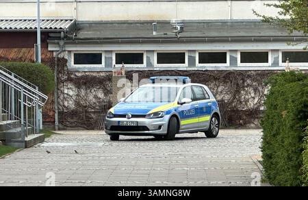 14. April 2025, Sachsen, Görlitz: Ein Polizeiwagen parkt an einer Sekundarschule. Bei einem Besuch der Gedenkstätte Auschwitz-Birkenau machten vier Görlitzer Sekundarschüler eine rechtsextreme Geste. Während einer Bildungsreise am 13. März posierten sie vor dem ehemaligen deutschen Vernichtungslager mit dem sogenannten Weißen-Macht-Gruß und ließen sich fotografieren, wie ein Sprecher des Sächsischen Landesamtes für Schule und Bildung bestätigt. Daraufhin wurde eine Beschwerde bei der Polizei eingereicht. Foto: Danilo Dittrich/TNN/dpa/dpa Stockfoto
