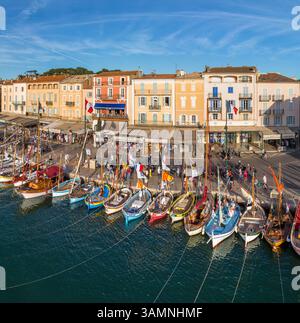 Aus der Vogelperspektive von Booten vor Anker in Saint-Tropez, Frankreich Stockfoto