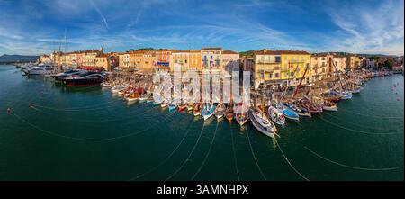 Panoramablick auf Boote vor Anker in Saint-Tropez, Frankreich Stockfoto