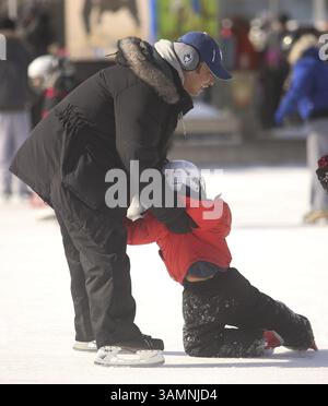 17. Februar 2014 - ON, Kanada - es war ein langes Wochenende am Familientag und Familien waren am Montag, den 17. Februar 2014 auf der Eislaufbahn im Harbourfront Centre. Jack Boland/Toronto Sun/QMI Agency (Kreditbild: © Jack Boland/QMI Agency/ZUMAPRESS.com) Stockfoto