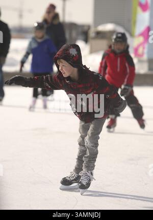 17. Februar 2014 - ON, Kanada - es war ein langes Wochenende am Familientag und Familien waren am Montag, den 17. Februar 2014 auf der Eislaufbahn im Harbourfront Centre. Jack Boland/Toronto Sun/QMI Agency (Kreditbild: © Jack Boland/QMI Agency/ZUMAPRESS.com) Stockfoto