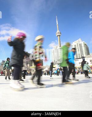 17. Februar 2014 - ON, Kanada - es war ein langes Wochenende am Familientag und Familien waren am Montag, den 17. Februar 2014 auf der Eislaufbahn im Harbourfront Centre. Jack Boland/Toronto Sun/QMI Agency (Kreditbild: © Jack Boland/QMI Agency/ZUMAPRESS.com) Stockfoto