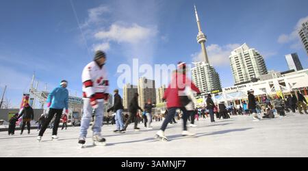 17. Februar 2014 - ON, Kanada - es war ein langes Wochenende am Familientag und Familien waren am Montag, den 17. Februar 2014 auf der Eislaufbahn im Harbourfront Centre. Jack Boland/Toronto Sun/QMI Agency (Kreditbild: © Jack Boland/QMI Agency/ZUMAPRESS.com) Stockfoto
