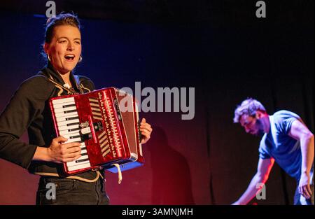 In einer Varieté-Show im Slate Barn Sweffling spielt eine junge Frau ein Stella-Klavierakkordeon und singt während ein Bühnenwechsel stattfindet. Stockfoto