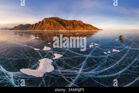 Aus der Vogelperspektive des Autos, das den gefrorenen Baikalsee überquert, Russland Stockfoto