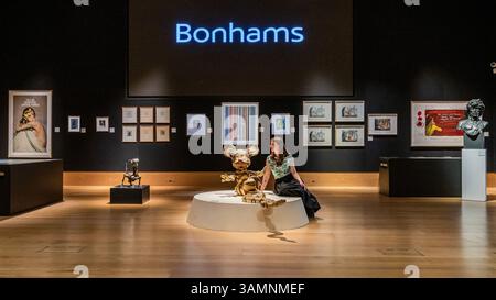 London, Großbritannien. April 2025. Banksy (* 1974), Mickey Snake, 2015 von Banksy, geschätzte £ 150.000–£ 200.000, darunter Bridget Riley (* 1931), Ra 2, 1981 von Bridget Riley, geschätzte £ 10.000–£ 15.000 hinter den Briten. Cool. Verkauf in Bonhams, New Bond Street, London. Der Verkauf läuft online auf bonhams.com bis Mittwoch, den 16. April. Guy Bell/Alamy Live News Stockfoto