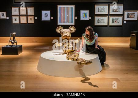London, Großbritannien. April 2025. Banksy (* 1974), Mickey Snake, 2015 von Banksy, geschätzte £ 150.000–£ 200.000, darunter Bridget Riley (* 1931), Ra 2, 1981 von Bridget Riley, geschätzte £ 10.000–£ 15.000 hinter den Briten. Cool. Verkauf in Bonhams, New Bond Street, London. Der Verkauf läuft online auf bonhams.com bis Mittwoch, den 16. April. Guy Bell/Alamy Live News Stockfoto