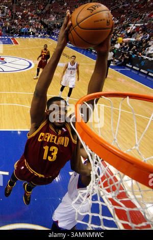 18. Februar 2014: Philadelphia, Pennsylvania, USA – der Stürmer TRISTAN THOMPSON (13) der Cleveland Cavaliers tritt im NBA-Spiel zwischen den Cleveland Cavaliers und den Philadelphia 76ers im Wells Fargo Center in den Dunk. Die Cavaliers gewannen 114:85. (Bild: © Chris Szagola/Cal Sport Media/ZUMAPRESS.com) Stockfoto