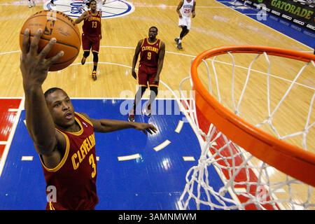 18. Februar 2014: Die Cleveland Cavaliers Shooting Guard Dion Waiters (3) stürzt im NBA-Spiel zwischen den Cleveland Cavaliers und den Philadelphia 76ers im Wells Fargo Center in Philadelphia, Pennsylvania. Die Cavaliers gewannen 114:85. Christopher Szagola/Cal Sport Media(Bild: © Chris Szagola/Cal Sport Media/ZUMAPRESS.com) Stockfoto