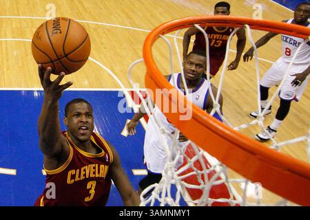 18. Februar 2014: Die Cleveland Cavaliers Shooting Guard Dion Waiters (3) stürzt im NBA-Spiel zwischen den Cleveland Cavaliers und den Philadelphia 76ers im Wells Fargo Center in Philadelphia, Pennsylvania. Die Cavaliers gewannen 114:85. Christopher Szagola/Cal Sport Media(Bild: © Chris Szagola/Cal Sport Media/ZUMAPRESS.com) Stockfoto