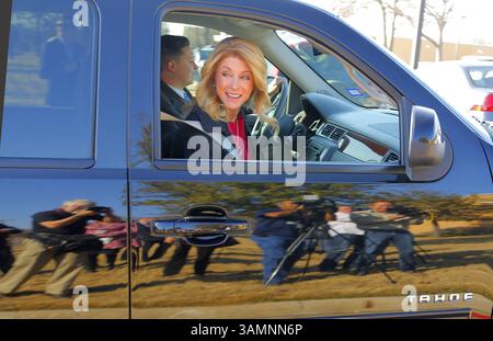18. Februar 2014 - Fort Worth, Texas, USA - Senator des Bundesstaates Texas WENDY DAVIS trifft am ersten Tag der Vorwahl im März im Charles Griffin-Sub Courthouse ein. (Bild: © Rodger Mallison/MCT/ZUMAPRESS.com) Stockfoto