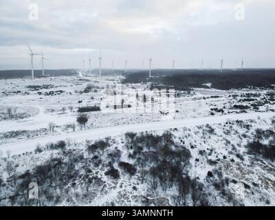 Luftaufnahme der verschneiten Landschaft mit Windkraftanlage und Klippen, Paldiski, Harju, Estland. Stockfoto
