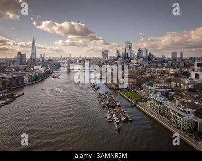 Ein Drohnenbild der Stadt London aus Wapping mit Blick auf die Tower Bridge Stockfoto