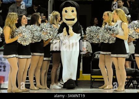 18. Februar 2014 - Providence, Rhode Island, USA - 18. Februar 2014 - Providence, RI U.S. - im NCAA-Basketballspiel zwischen den Villanova Wildcats und den Providence Friars im Dunkin Donuts Center in Providence RI. Villanova besiegte das Providence College 82 zu 79 in doppelter Überstunden. Eric Canha/CSM. (Kreditbild: © Eric Canha/Cal Sport Media/ZUMAPRESS.com) Stockfoto