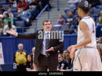 19. Februar 2014 - Hartford, CT, USA - Mittwoch, 19. Februar 2014: UConn Huskies Head Coach Geno Auriemma ruft UConn Huskies Guard Moriah Jefferson (4) während der 1. Hälfte des NCAA-Basketballspiels zwischen Central Florida und Connecticut im XL Center in Hartford, CT, an. Bill Shettle / Cal Sport Media. (Kreditbild: © Bill Shettle/Cal Sport Media/ZUMAPRESS.com) Stockfoto