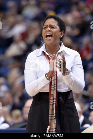 19. Februar 2014 – Hartford, CT, USA – Mittwoch, 19. Februar 2014: Joi Williams, Cheftrainer der Central Florida Knights, ruft ihrem Team während der 1. Hälfte des NCAA-Basketballspiels zwischen Central Florida und Connecticut im XL Center in Hartford, CT, Anweisungen zu. Bill Shettle / Cal Sport Media. (Kreditbild: © Bill Shettle/Cal Sport Media/ZUMAPRESS.com) Stockfoto